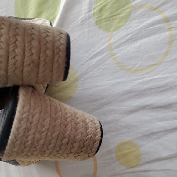 Nice pair of leather wedge Calvin Klein dress up or down , these will be great - Picture 3 of 6